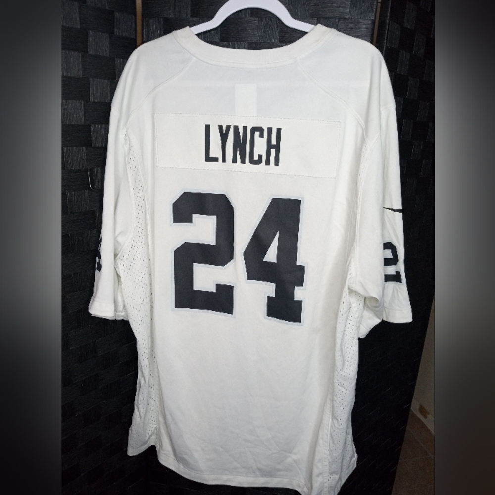 Raider Marshawn Lynch 24